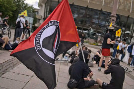 Photo du drapeau d'Autistici/Inventati tenu par des manifestants. CC BY-SA 2.0 Gregor Wünsch via Wikimedia Commons
